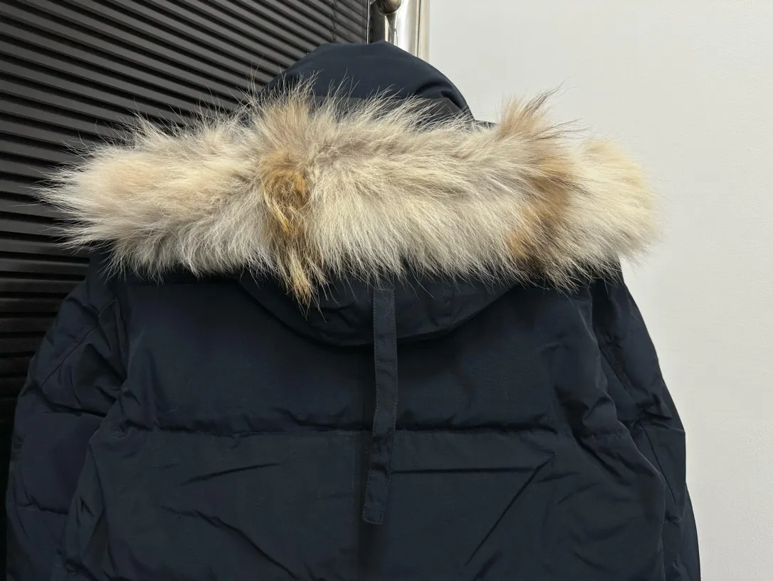 P780 [canada goose wyndham] 29 parka down jackets. The fabric is as soft and hard as the original. It can be restored by kneading at will (fabric misunderstanding: fabrics with high hardness are not waterproof. Only those who buy the latest authentic version this year will notice the softness and comfort of the fabric). The down is synchronized with the authentic white duck down. It is fluffy and not clumps. The electronically controlled down filling machine is filled with down. The zipper is customized with authentic ykk military grade copper core zipper puller. The high-hardness, non-stuck fur collar is made from original and custom-made western Canadian coyote skin. All workmanship and wiring are controlled by workers with more than ten years of service. They must be horizontal and vertical, and no crookedness is allowed. The wiring density inside is more sophisticated. Fighters in the world 29 battle all kinds of world products. Size: XS-XXL